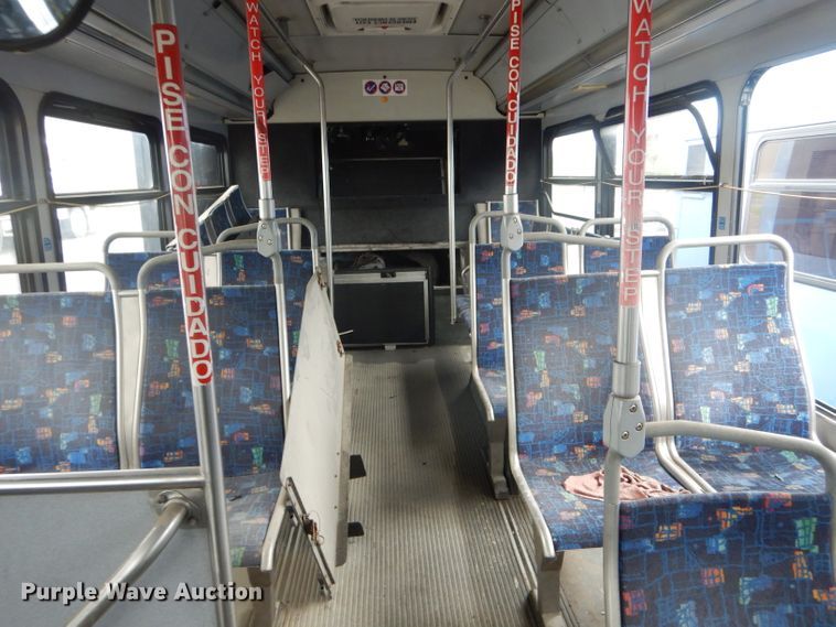 image for item DF3081 2007 Gillig G27D102N4 shuttle bus