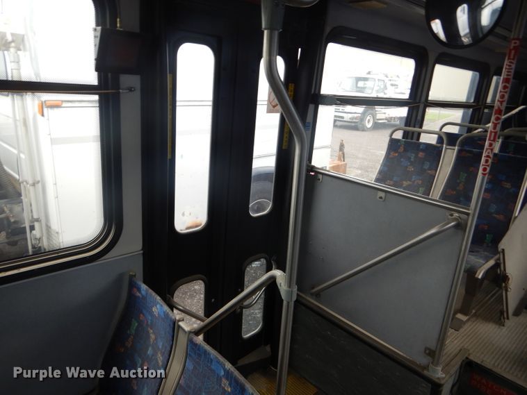 image for item DF3081 2007 Gillig G27D102N4 shuttle bus