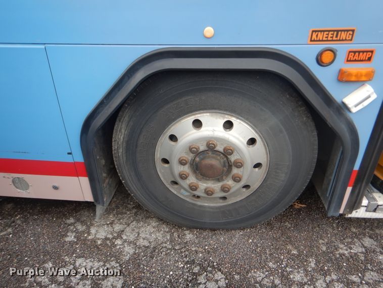 image for item DF3081 2007 Gillig G27D102N4 shuttle bus