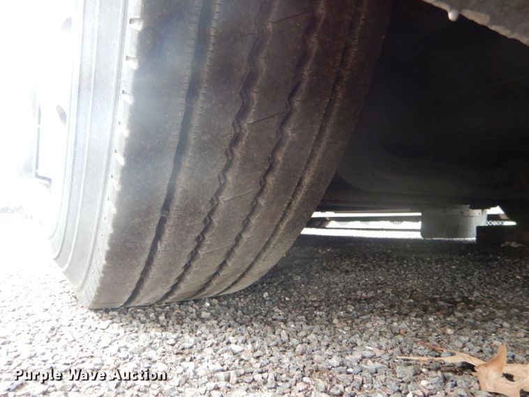 image for item DF3081 2007 Gillig G27D102N4 shuttle bus