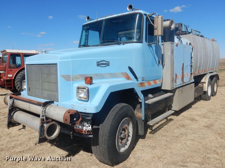 image for item DG4614 1995 Volvo ACL  hydravac truck