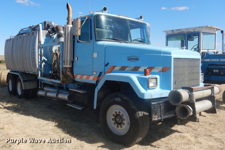 image for item DG4614 1995 Volvo ACL  hydravac truck