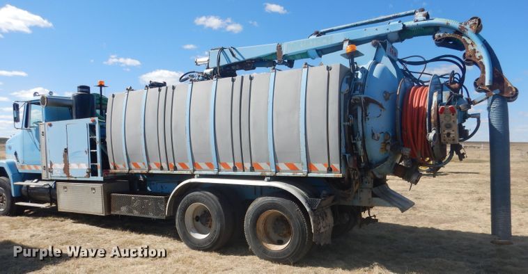 image for item DG4614 1995 Volvo ACL  hydravac truck