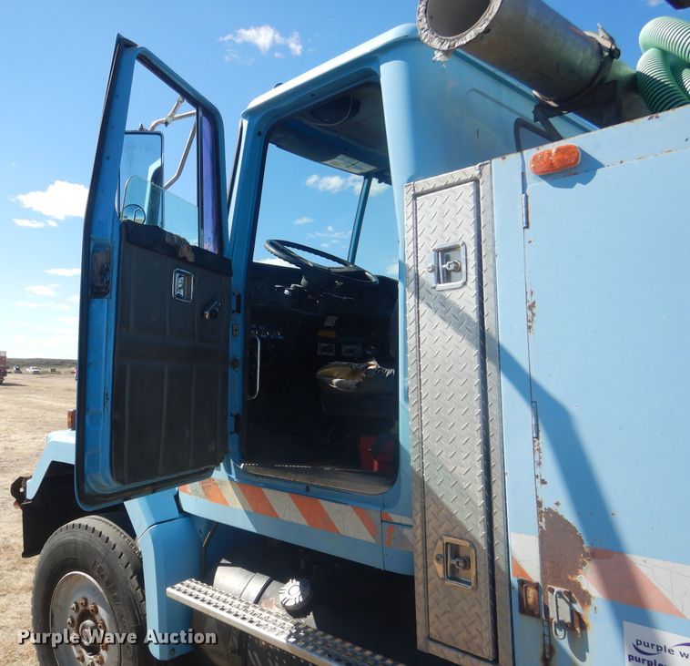 image for item DG4614 1995 Volvo ACL  hydravac truck