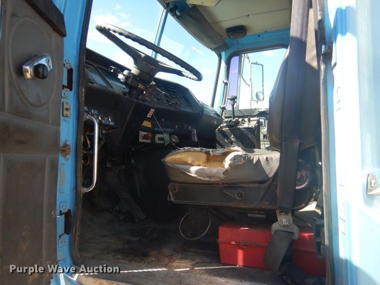 image for item DG4614 1995 Volvo ACL  hydravac truck