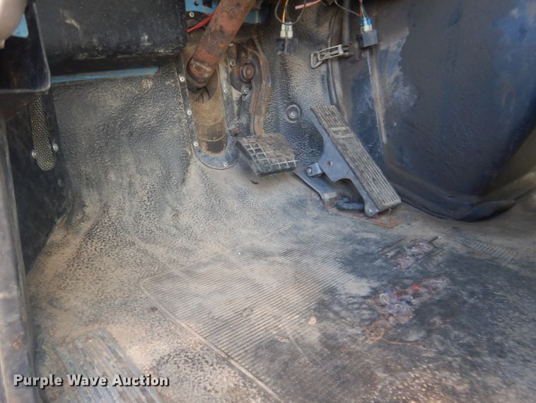 image for item DG4614 1995 Volvo ACL  hydravac truck