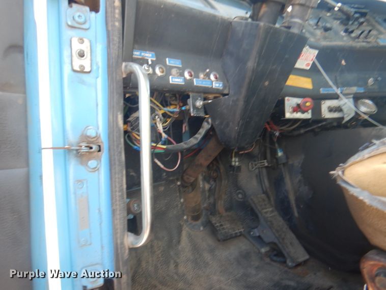 image for item DG4614 1995 Volvo ACL  hydravac truck