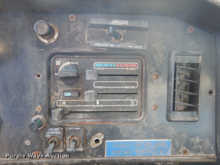 image for item DG4614 1995 Volvo ACL  hydravac truck