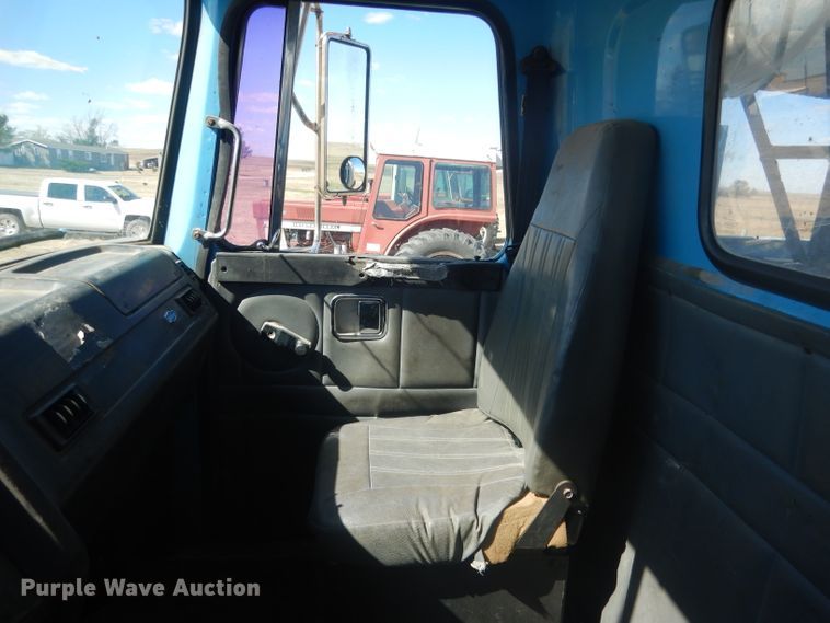 image for item DG4614 1995 Volvo ACL  hydravac truck
