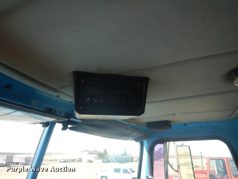 image for item DG4614 1995 Volvo ACL  hydravac truck