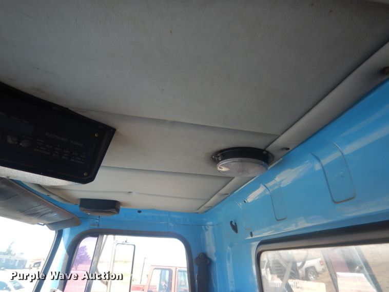 image for item DG4614 1995 Volvo ACL  hydravac truck