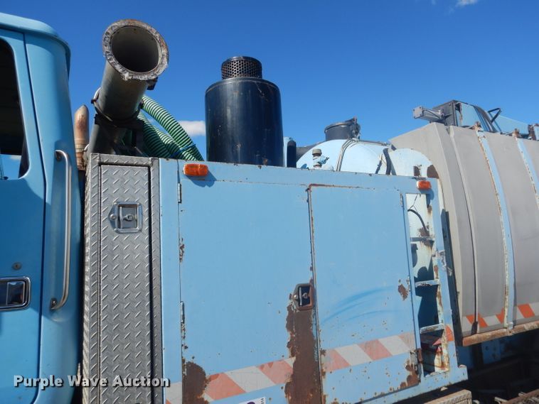 image for item DG4614 1995 Volvo ACL  hydravac truck