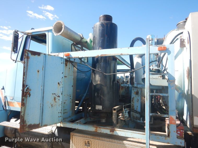 image for item DG4614 1995 Volvo ACL  hydravac truck