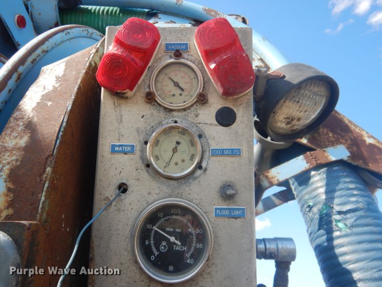 image for item DG4614 1995 Volvo ACL  hydravac truck