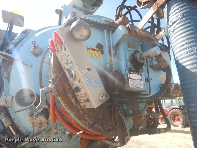 image for item DG4614 1995 Volvo ACL  hydravac truck