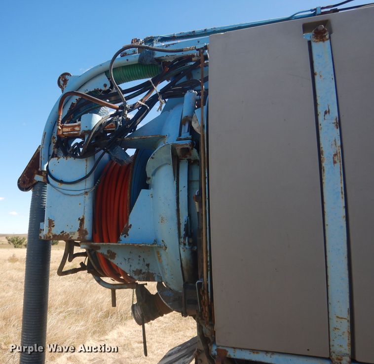 image for item DG4614 1995 Volvo ACL  hydravac truck