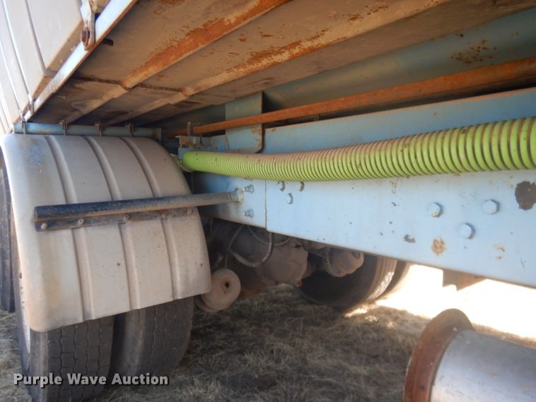 image for item DG4614 1995 Volvo ACL  hydravac truck