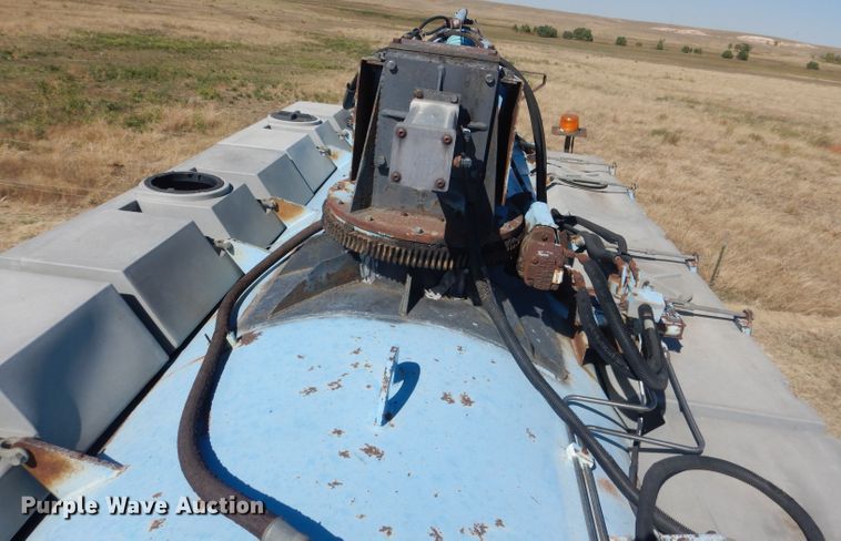 image for item DG4614 1995 Volvo ACL  hydravac truck