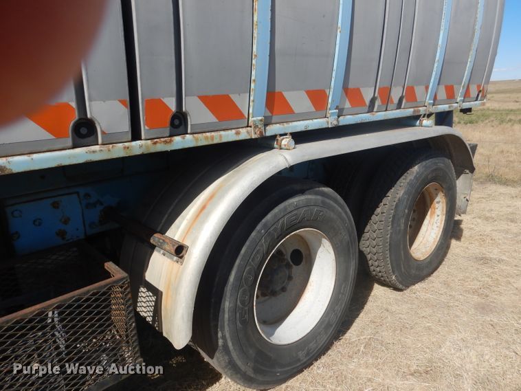 image for item DG4614 1995 Volvo ACL  hydravac truck