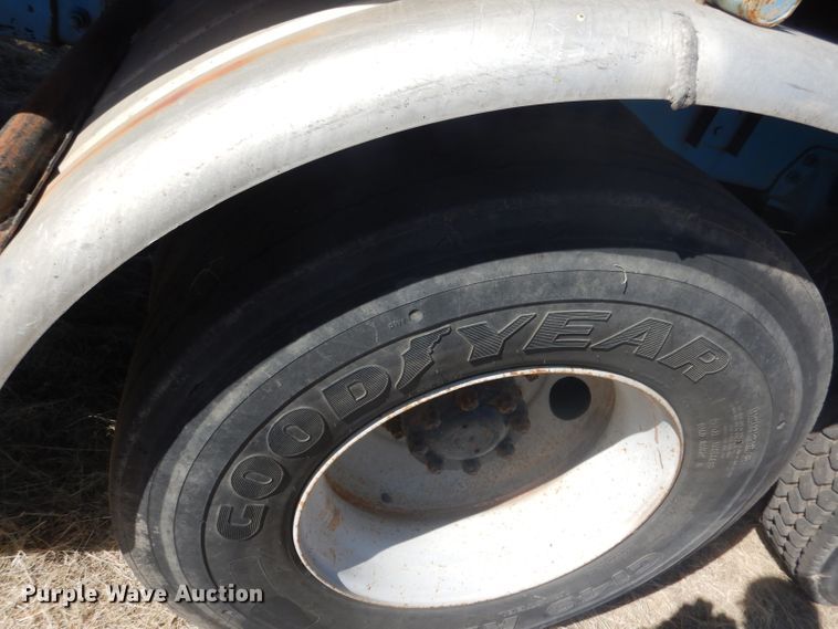 image for item DG4614 1995 Volvo ACL  hydravac truck