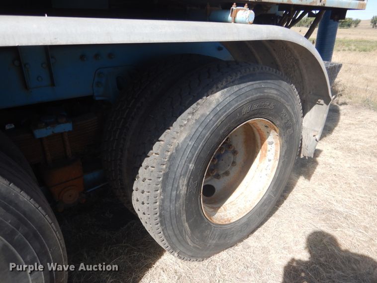 image for item DG4614 1995 Volvo ACL  hydravac truck