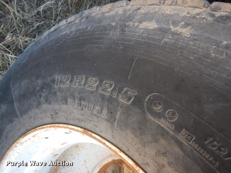 image for item DG4614 1995 Volvo ACL  hydravac truck