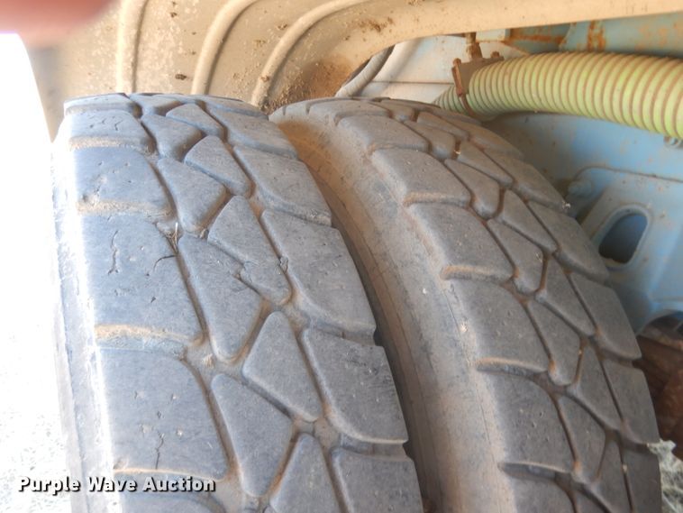 image for item DG4614 1995 Volvo ACL  hydravac truck