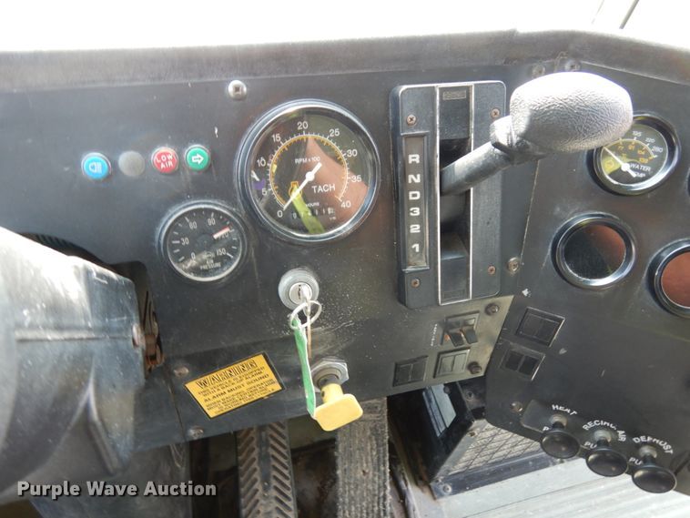 image for item DH6644 1995 Thomas Built Saf-T-Liner  school bus