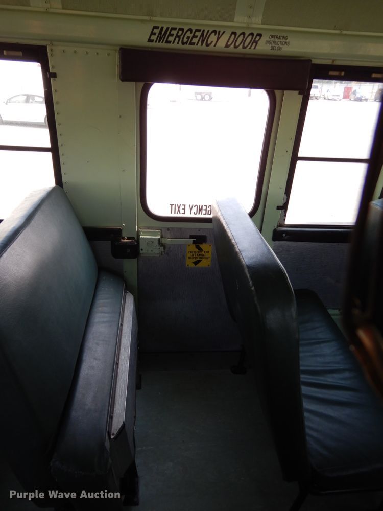 image for item DH6644 1995 Thomas Built Saf-T-Liner  school bus