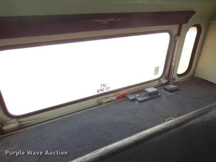 image for item DH6644 1995 Thomas Built Saf-T-Liner  school bus