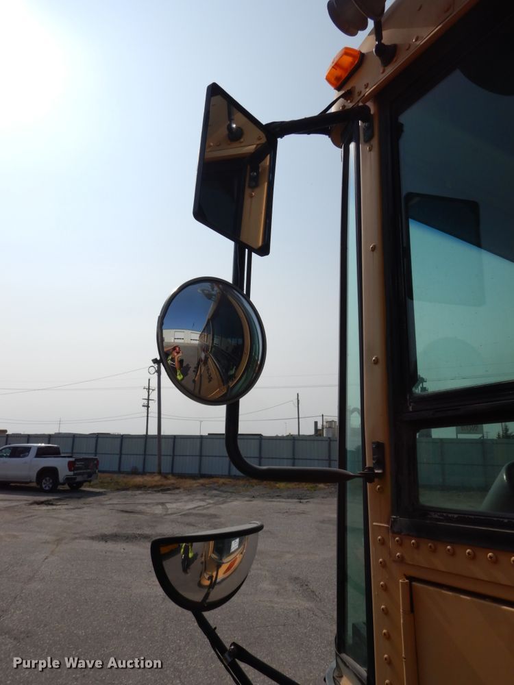 image for item DH6644 1995 Thomas Built Saf-T-Liner  school bus