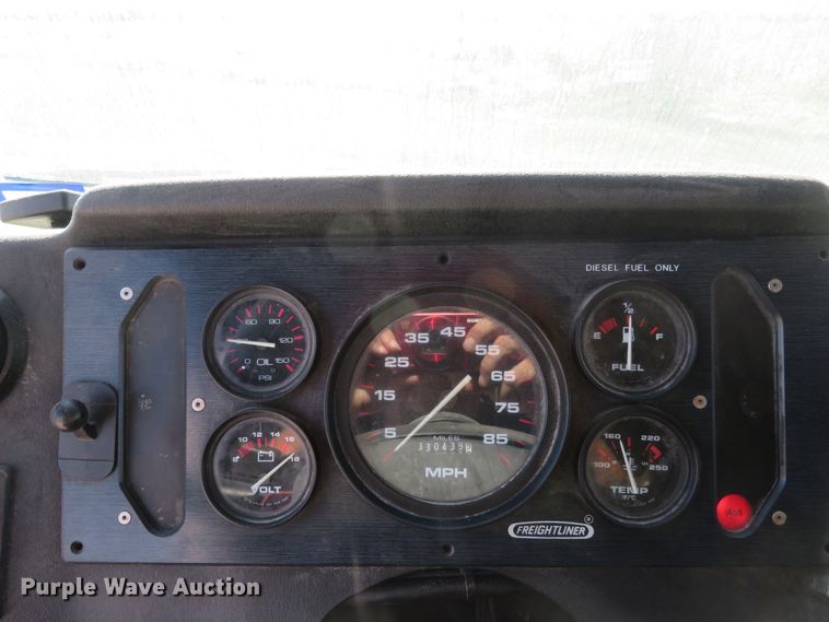 image for item DI3777 2000 Freightliner MT45  delivery truck