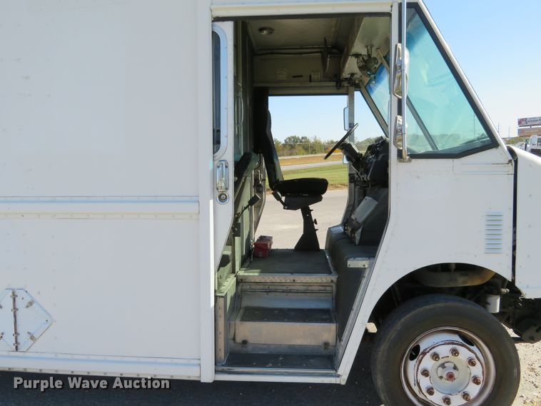 image for item DI3777 2000 Freightliner MT45  delivery truck