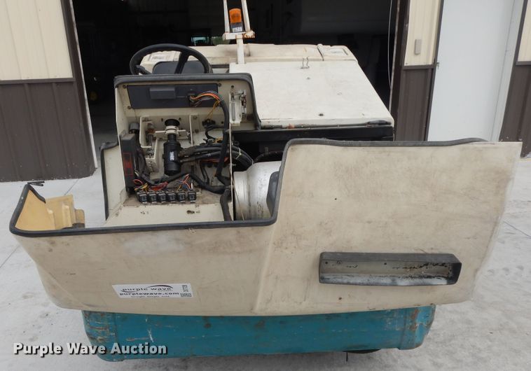 image for item DI7728 Tennant 7400 floor scrubber