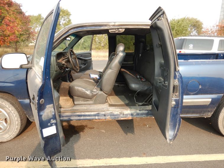 image for item DJ6850 2000 Chevrolet Silverado 1500  Ext. Cab pickup truck