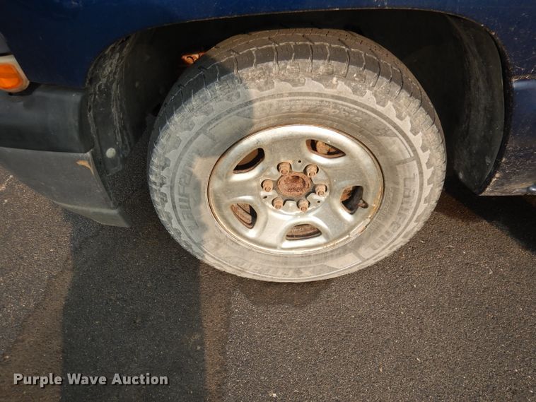 image for item DJ6850 2000 Chevrolet Silverado 1500  Ext. Cab pickup truck