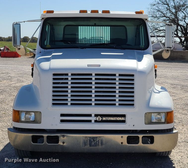 image for item EL9509 2001 International 4700  flatbed truck