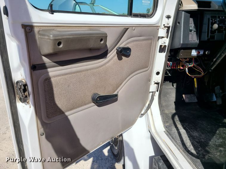 image for item EL9509 2001 International 4700  flatbed truck