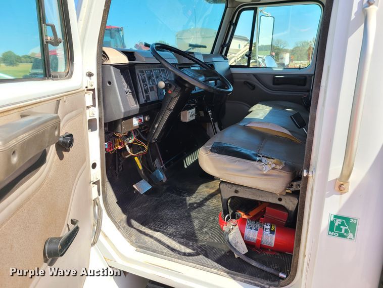 image for item EL9509 2001 International 4700  flatbed truck