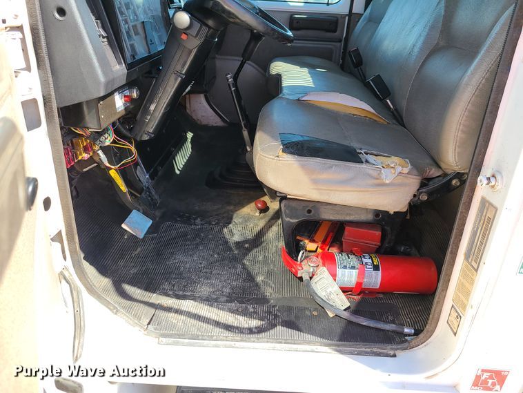 image for item EL9509 2001 International 4700  flatbed truck