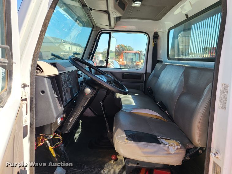 image for item EL9509 2001 International 4700  flatbed truck