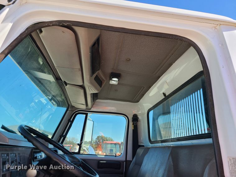 image for item EL9509 2001 International 4700  flatbed truck