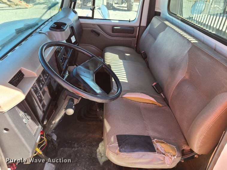 image for item EL9509 2001 International 4700  flatbed truck