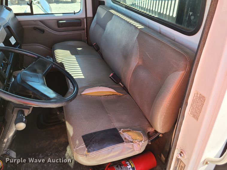 image for item EL9509 2001 International 4700  flatbed truck