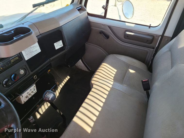 image for item EL9509 2001 International 4700  flatbed truck