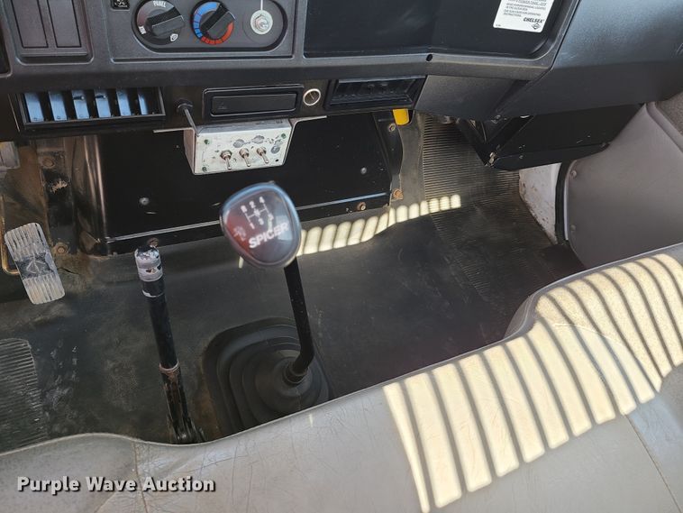 image for item EL9509 2001 International 4700  flatbed truck