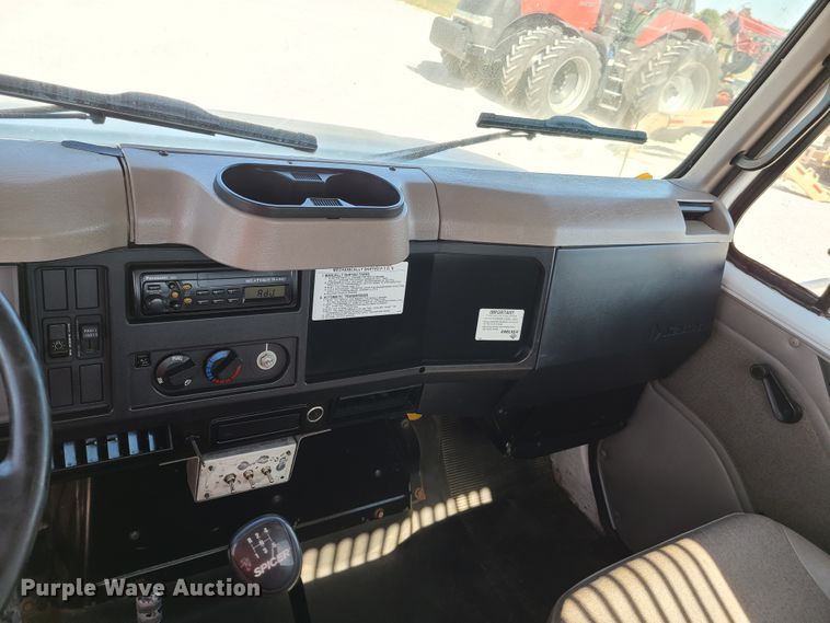 image for item EL9509 2001 International 4700  flatbed truck