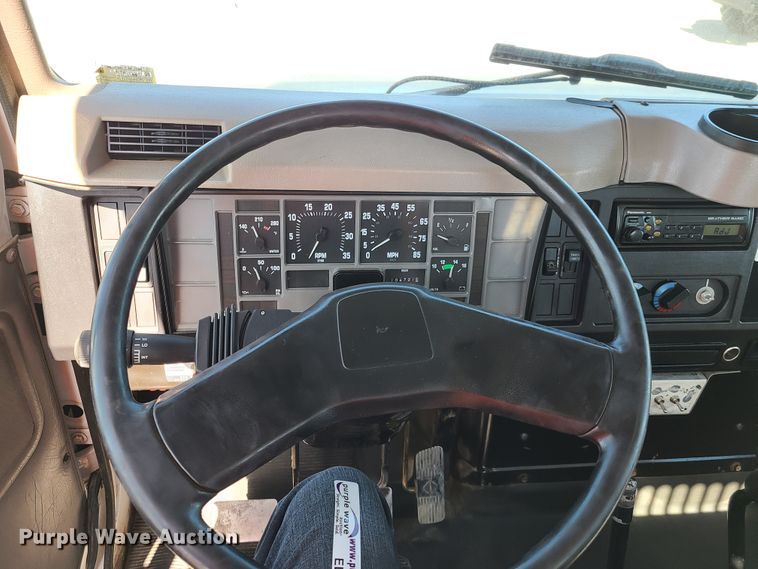 image for item EL9509 2001 International 4700  flatbed truck