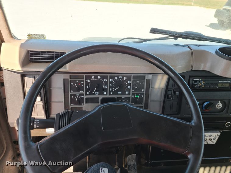 image for item EL9509 2001 International 4700  flatbed truck