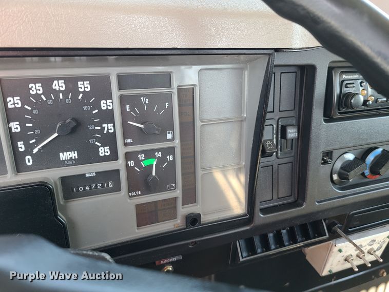 image for item EL9509 2001 International 4700  flatbed truck